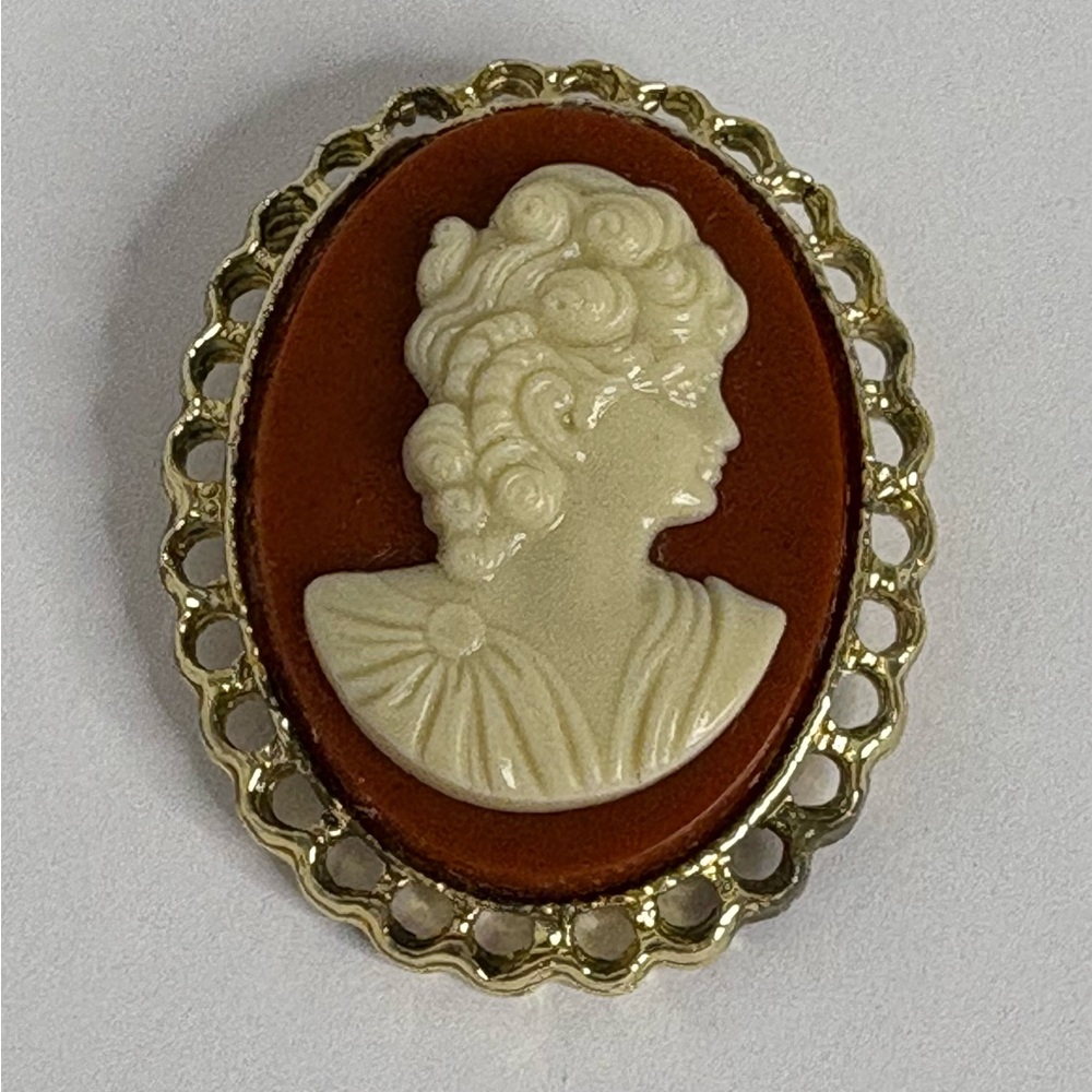 Vintage Cameo Brooch in Gold and Cream